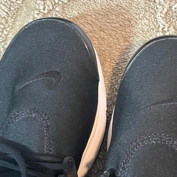 Nike Black and Gray Athletic Shoes - Picture 5 of 6